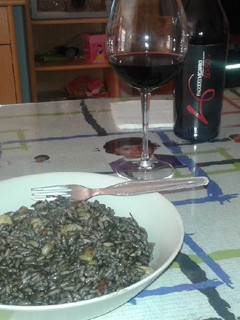 Una foto de Arroz negro de sepia y gambas