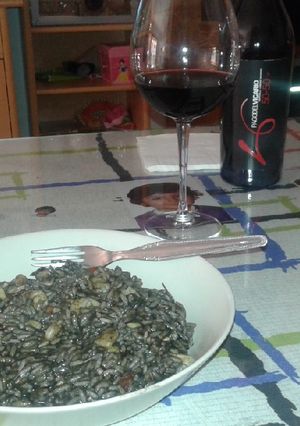 Una foto de Arroz negro de sepia y gambas
