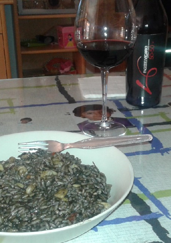 Una foto de Arroz negro de sepia y gambas