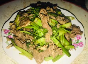 Hình của món Thịt ngựa xào rau cần.