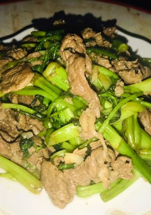 Hình của món Thịt ngựa xào rau cần.