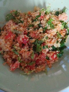 Una foto de Cuscús con lechuga, zanahoria, tomate y pistachos