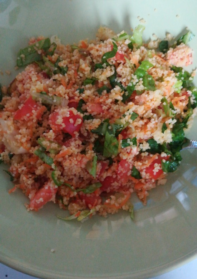 Una foto de Cuscús con lechuga, zanahoria, tomate y pistachos