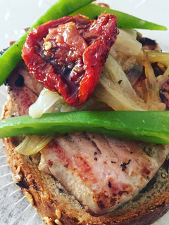 Una foto de Pincho de atún con cebolla caramelizada
