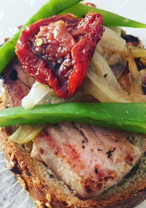 Foto principal de Pincho de atún con cebolla caramelizada