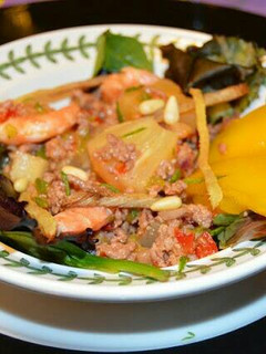 Una foto de Ensalada de piña, langostinos, mango y carne de cerdo