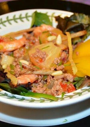 Una foto de Ensalada de piña, langostinos, mango y carne de cerdo