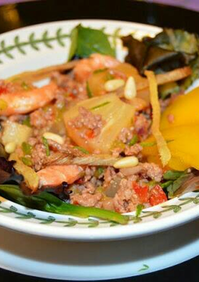 Una foto de Ensalada de piña, langostinos, mango y carne de cerdo