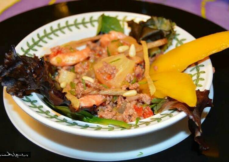 Ensalada de piña, langostinos, mango y carne de cerdo