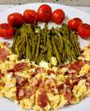 Espárragos y cherrys a la plancha con revuelto de jamón