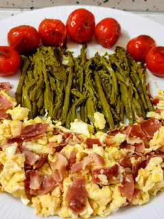 Una foto de Espárragos y cherrys a la plancha con revuelto de jamón