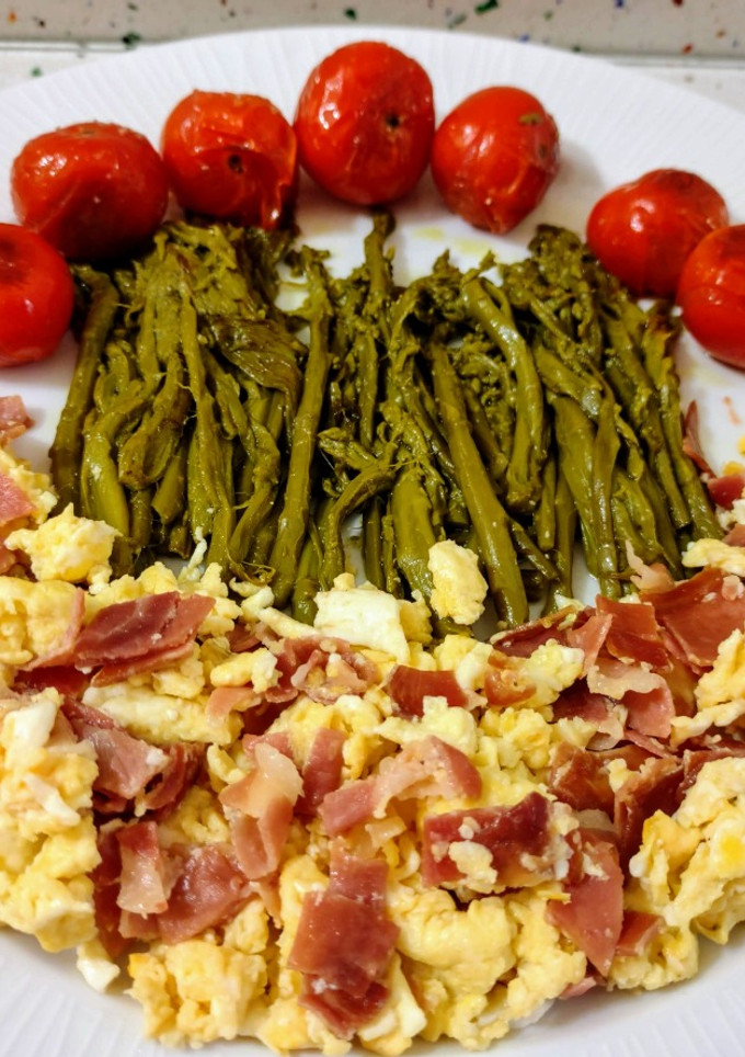 Una foto de Espárragos y cherrys a la plancha con revuelto de jamón