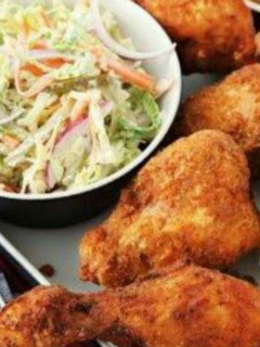 A picture of Fried chicken and vegetable source.