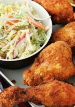A picture of Fried chicken and vegetable source.