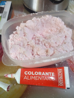 Una foto de Cómo conseguir azúcar glass rosa