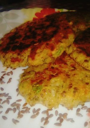 Una foto de Croquetas de arroz integral, con lechuga, choclo y nueces. 👍👌