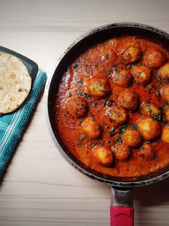 આખા બટાકા નું કાઠિયાવાડી શાક (Akha Bataka Kathiyawadi Shak Recipe In Gujarati) રેસીપી મુખ્ય ફોટો