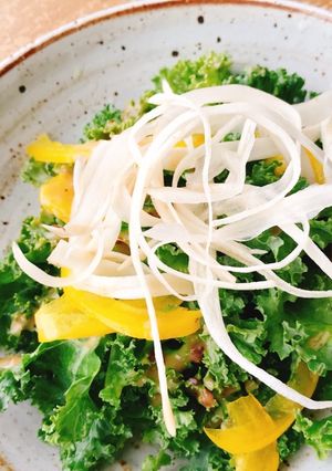 Hình của món Salad cải kale, ngưu bàng trộn xốt yuzu.