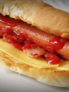 Una foto de Perrito caliente con Frankfurt, Bacon y Queso