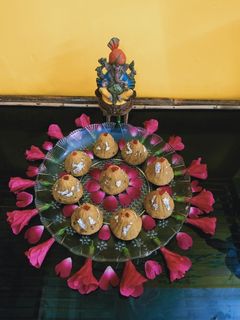 बेसन ड्राईफ्रूट एडं टूटी फ्रूटी मोदक (Besan dryfruit and tutti frutty modak recipe in Hindi) रेसिपी मुख्य फोटो