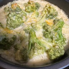 A picture of Cream sauce broccoli.