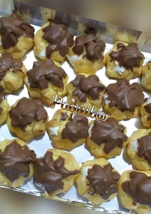 Una foto de Profiteroles de nata con chocolate