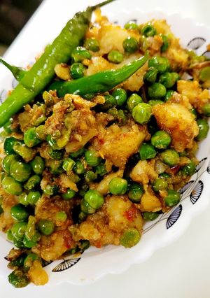 पिकनिक वाले सूखे मटर आलू (Sukhe matar aloo recipe in Hindi) रेसिपी मुख्य फोटो