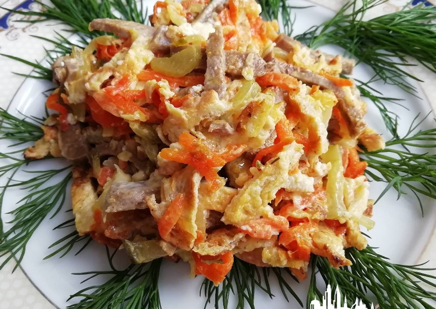 Разбойничий салат из блинов с курицей