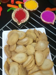 परत वाले क्रिस्पी नमक पारे(crispy namakpare recipe in hindi) रेसिपी मुख्य फोटो