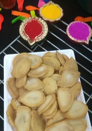 परत वाले क्रिस्पी नमक पारे(crispy namakpare recipe in hindi) रेसिपी मुख्य फोटो