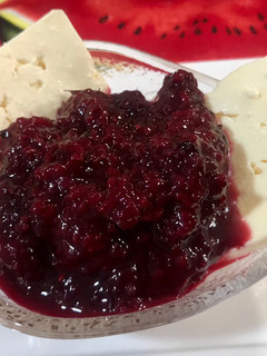 Una foto de Dulce de mora con queso costeño