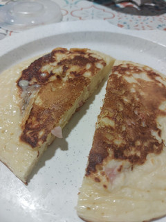 Una foto de Pancake relleno de jamón y queso