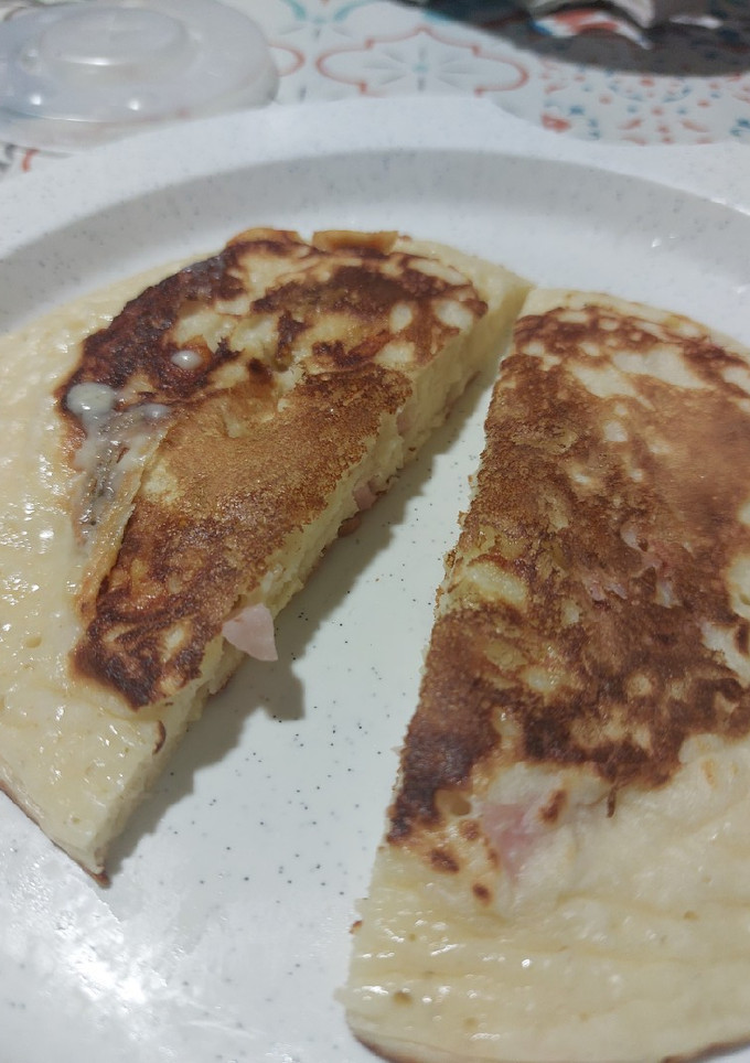Una foto de Pancake relleno de jamón y queso