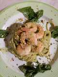 Speghetti con pesto di zucchini, basilico, pistacchi, e gamberi