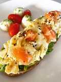 Pan tostado con aguacate, huevo revuelto y mantequilla