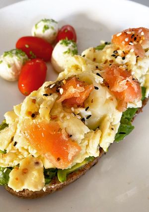 Una foto de Pan tostado con aguacate, huevo revuelto y mantequilla