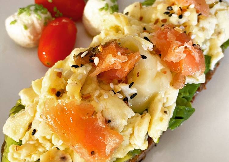 Pan tostado con aguacate, huevo revuelto y mantequilla