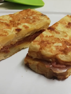 Una foto de Tortilla de papas rellena de mojo picón y jamón