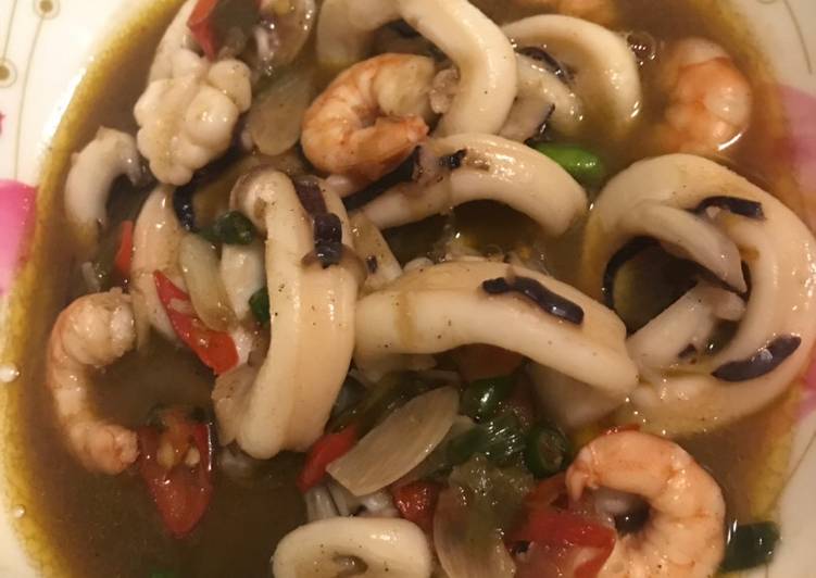 Langkah Mudah untuk Membuat Tumis cumi dan udang praktis Anti Gagal