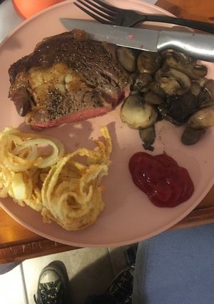 A picture of Beefsteak with onions.
