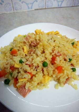 Una foto de Arroz tres delicias con curry