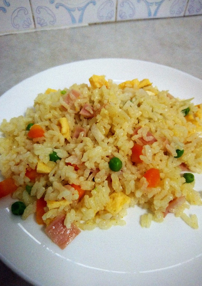 Una foto de Arroz tres delicias con curry