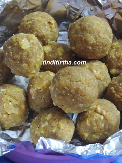 A picture of Whole wheat flour walnut laddu/godhi hittina unde.