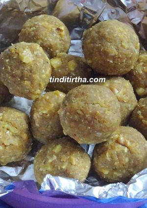 A picture of Whole wheat flour walnut laddu/godhi hittina unde.