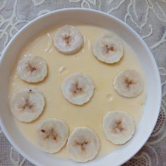 A picture of Vanilla custard with banana bite 🍮🍌🍮.
