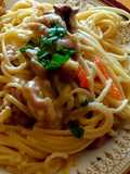 Pasta con pollo y champiñones