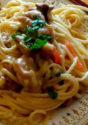Una foto de Pasta con pollo y champiñones