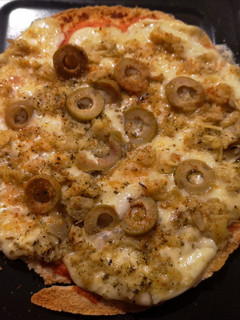 Una foto de Pizza con base de pan pita