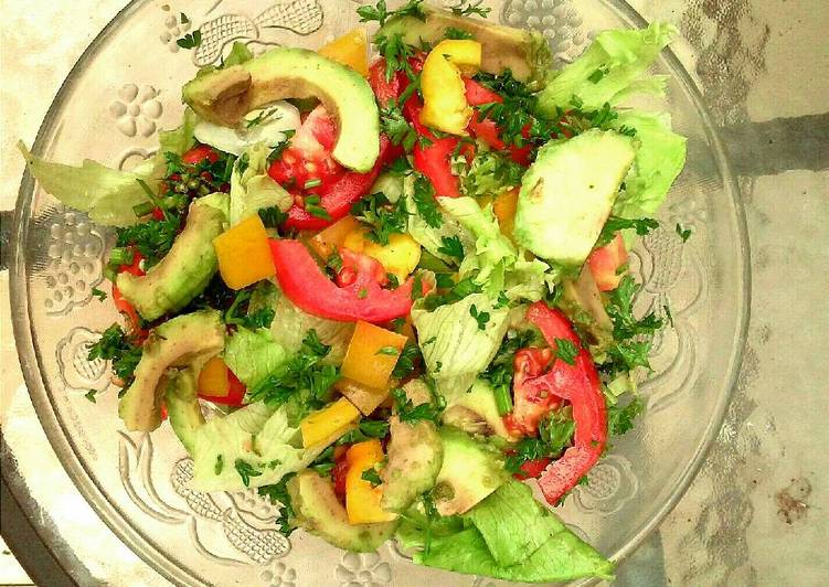 Bagaimana Menyiapkan Avocado salad with paper &amp; lemon dressing Super Enak