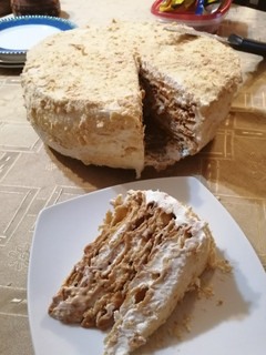 Una foto de Torta pompadour (receta de hojarascas)